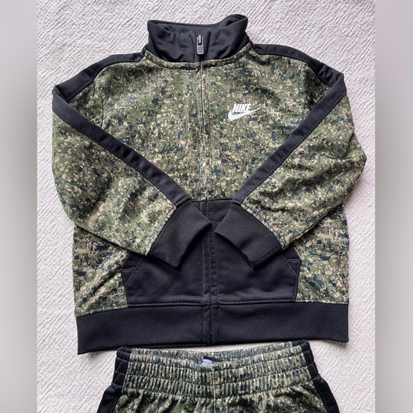 Nike Little Boys Printed Tricot Jacket & Pants 2 Piece Set (18M) - Picture 4 of 6